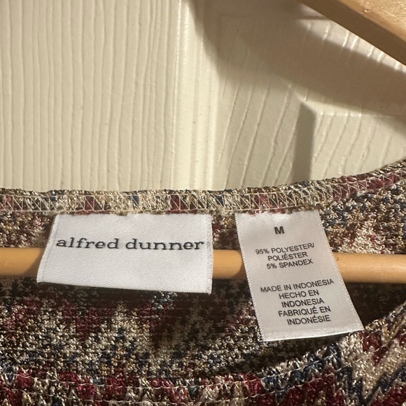 Women’s blouse size medium. - Picture 3 of 3